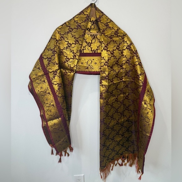 Mid-weight Red and Gold Saree 34” x 84” - Picture 2 of 5